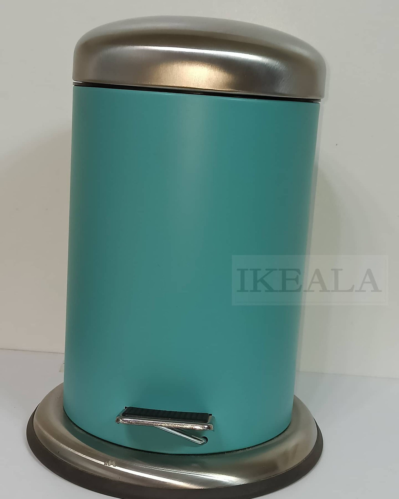  سطل پدالی ایکیادوتکه دارای یک سطل داخلی که دارای یک دسته می باشد جهت راحتتر برداشتن سطل داخلی 